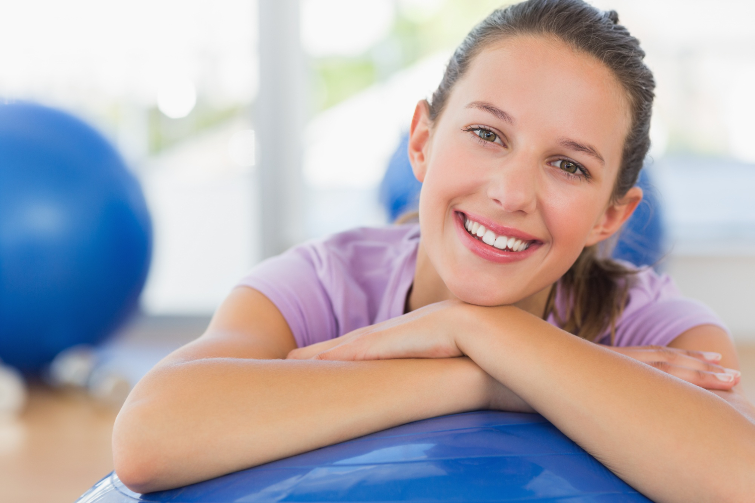 portrait-fit-woman-with-exercise-ball